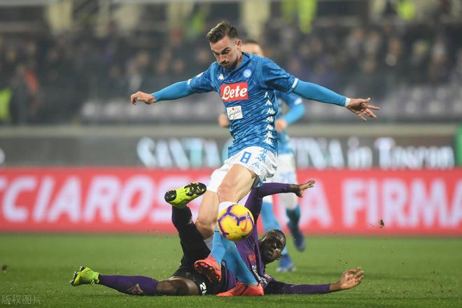 足球场上追 足球场上追