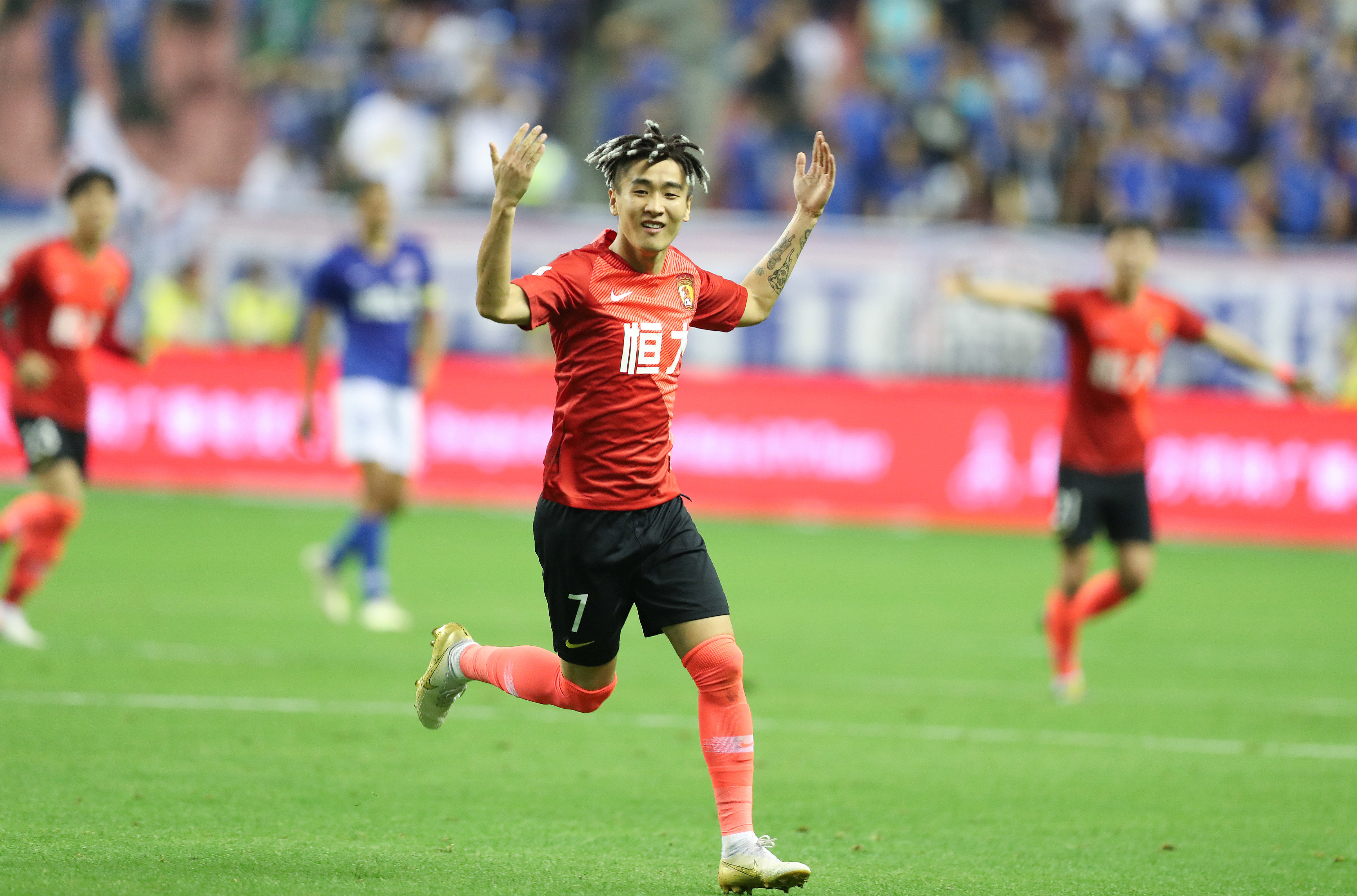 谁就更接近 谁就更接近